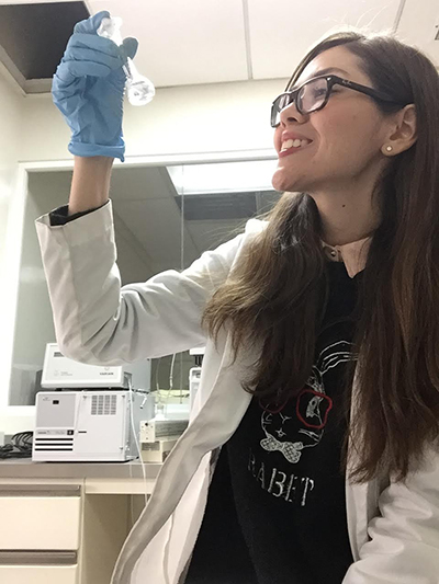 Elani Cabrera Vega at work in her lab. (Image courtesy of Elani Cabrera Vega.)